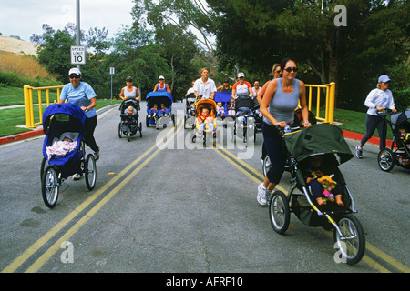 Mütter mit Kinderwagen in California park Stockfoto