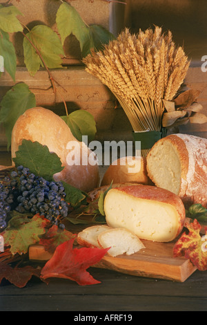 Grapes cheese bread wheat stalks and autumn leaves at Uzzano Castle in Tuscany Italy Stockfoto