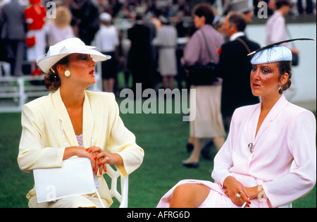 1980er Jahre Mode UK. Damen Day Royal Ascot Schulterpolster Damen Power Dressing Hut mit Schleier Berkshire. Modisches England 1985 HOMER SYKES Stockfoto