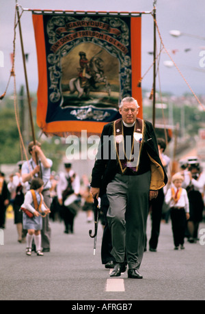 Rev. Ian Paisley Balleymoney Orange Day Parade trägt ein Apprentice Boys of Derry Badge, Nordirland 1981 1980s UK. HOMER SYKES Stockfoto