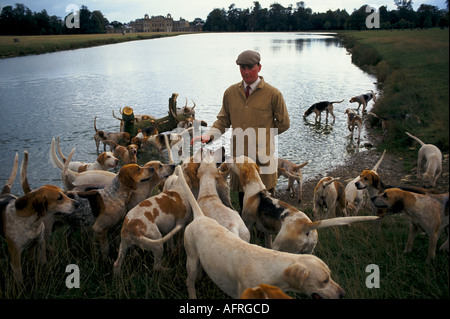 Herzog von Beaufort Hunt Badminton Anwesen Gloucestershire morgendliche Hundeübung im Parkland Badminton House Lake HOMER SYKES Stockfoto