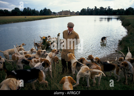 Charles Wheeler Huntsman. Herzog von Beaufort Hunt Badminton Anwesen Gloucestershire morgendliche Hundeübung in Parkland 1996 1990er UK HOMER SYKES Stockfoto