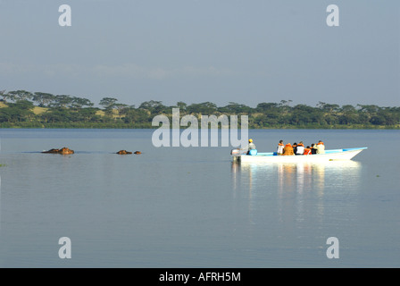 Motorboot in der Nähe von Hippos am Lake Naivasha Kenia in Ostafrika Stockfoto