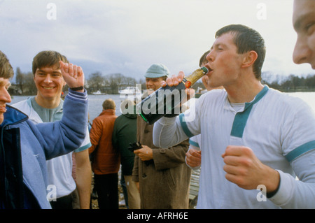 Boat Race, Cambridge University Crew Sieg im Jahr 1986. Unmittelbar nach dem Ziel in Mortlake London 1980er Jahre UK HOMER SYKES Stockfoto