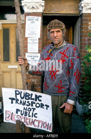 Demonstranten der lokalen Gemeindegruppe, männlicher Bewohner, protestierte gegen den M11 Link Road Vorschlag in Wanstead, East London 1993 1990s UK HOMER SYKES Stockfoto