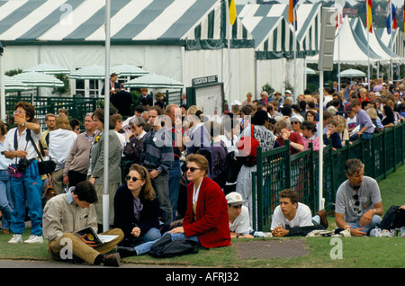 Wimbledon tennis1990. Massen von Unterstützern auf Henman Hill, die die Tennisspiele im riesigen Fernsehen verfolgen. London SW19 England 1990er Jahre 1993 Großbritannien HOMER SYKES Stockfoto