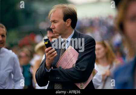Mann hält alte Stil Handy-Handys 1990er Jahre an Wimbledon Lawn Tennis Club während der Meisterschaften 1993 UK HOMER SYKES Stockfoto