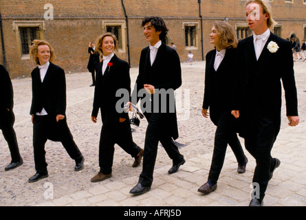 Eton School College 4. Juni Feiern. Schuljungen Schwestern von der Millfield School Somerset verkleideten sich als Etonier und spielten Scherze 1990 UK HOMER SYKES Stockfoto