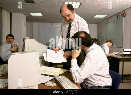 Beamter Büro Arbeiter, Schottland Jahre Mitglieder der Serious Fraud Squad, London UK 1990s HOMER SYKES Stockfoto