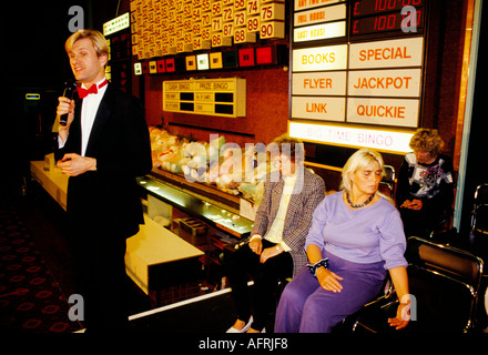 Hypnotistin Martin S Taylor Gruppe von Frauen im hypnotischen Zustand 1 auf der Bühne in Bingo Hall. London England Großbritannien 1985 1980er Jahre HOMER SYKES Stockfoto