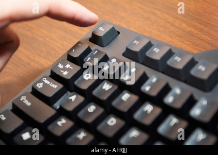 Eine Nahaufnahme eines Fingers, drücken die ESC-Taste auf einer Tastatur Stockfoto