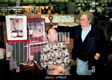 1990 s Mens Fashion UK. Modische pullover Strickjacke Mann und Frau Haustierinhaber Crufts Dog Show 1991 HOMER SYKES Stockfoto