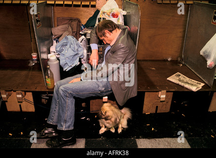 Die crufts Dog Show 1990 s Konkurrenten schlafen nach einer sehr langen und anstrengenden Tag. National Exhibition Centre Birmingham 1991 HOMER SYKES Stockfoto