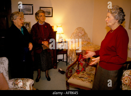 Private Pflegeheim, zwei Freunde, die sich mit einer Assistenzärztin in ihrem eigenen Bett unterhalten. Eigene Möbel und Besitztümer 1991 1990er GB Stockfoto