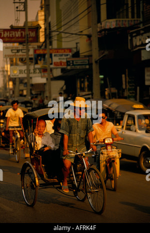 EIN SAMLOR IN CHIANG MAI THAILAND TRADITIONELLE ART UND WEISE KOMMT MAN IN DER STADT HOMER BILLIG SYKES Stockfoto