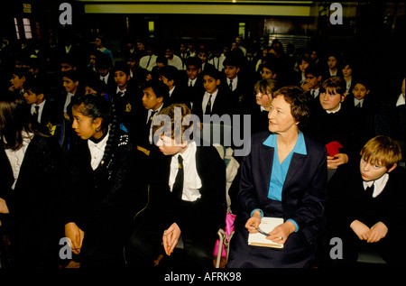 Die Kinder sitzen mit Mrs. Oliver Schulleiterin an der Greenford High School, Middlesex 1990 SYKES Stockfoto