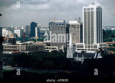 Skyline von Singapur, zentrales Geschäfts- und Kolonialviertel. Saint Andrews Cathedral Church, Peninsula Hotel, September 1983 1980, HOMER SYKES Stockfoto