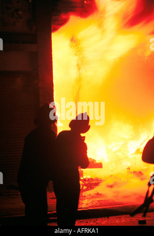 Toxteth Unruhen der 80er Jahre Liverpool 8 brennende Gebäude Randalierer Feuer zu Geschäften in mehreren Tagen der städtischen Unruhen. Feuerwehrleute aus Blaze 1981 HOMER SYKES Stockfoto