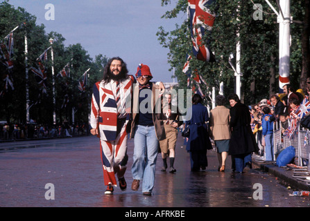 Silver Jubilee 1977 UK Queen Elizabeth II Feiern für Queens Jubilee 1970s The Mall am frühen Morgen Mann trägt Union Jack Kleidung HOMER SYKES Stockfoto