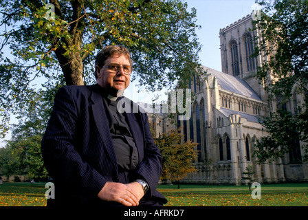 Dr. George Austin, der Erzdiakon von York, der gegen die Priesterweihe von Frauen ist. York Minster der 1990er Jahre. UK HOMER SYKES Stockfoto