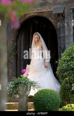 Eine Braut trägt ein maßgeschneidertes handgefertigte Hochzeitskleid von Becky Drinan. Bild von Jim Holden. Stockfoto