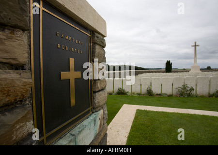 Queens Friedhof (WW1 Militär) Pas De Calais Frankreich am Eingang zeigt die üblichen Friedhof registrieren Stockfoto
