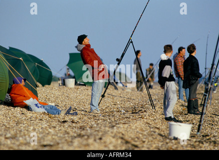 Seeangler werfen ihre Linien aus. Stokes Bay, Gosport, Hampshire, England 1995. HOMER SYKES AUS DEN 1990ER JAHREN Stockfoto