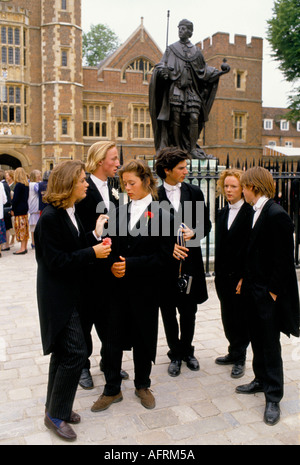 Eton School College 4. Juni Feiern. Schuljungen Schwestern von der Millfield School Somerset verkleideten sich als Etonier und spielten Scherze 1990 UK HOMER SYKES Stockfoto