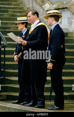 Eton College 1980s, der Schulleiter, der Abwesenheiten nennt – Jungs durften erst nach diesem Roll Call die Schule verlassen. 4. Juni Elterntag 1985 UK Windsor Stockfoto