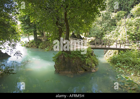 Schwimmen-Abschnitt des Nam Song Flusses außerhalb der Höhle Tham Jang, in der Nähe von Vang Vieng. Laos Stockfoto