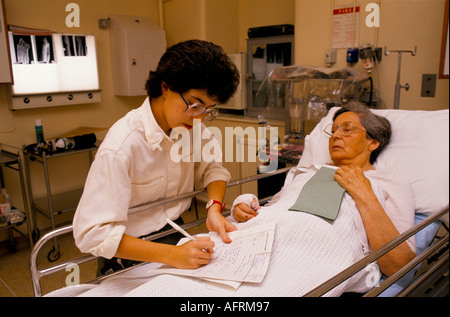 NHS Junior Doctor Ceri Walby auf Nachtdienst Besuch Frauen Patienten im Bett Notizen Cardiff General Hospital 1980s UK HOMER SYKES Stockfoto