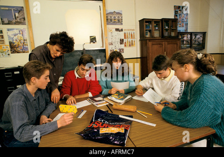 Comprehensive Secondary School 1990s Großbritannien. Lehrer, Schüler Jungen Mädchen Vorbereitung für Französisch GCSE Prüfung Sheffield UK Yorkshire 1990. HOMER SYKES Stockfoto