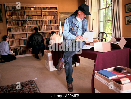 Landhaus-Auktion Schlauch Verkauf bei Newnham Hall Northamptonshire 1994, Händler prüfen Antiquitäten, die auf Verkauf gehen werden 1990er UK HOMER SYKES Stockfoto