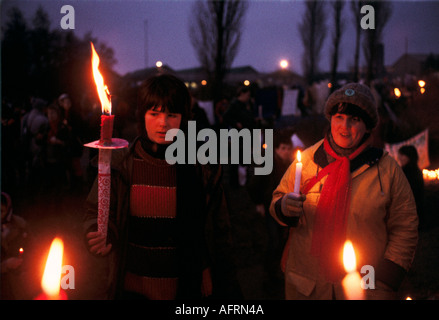 Womens Peace Camp die ganze Nacht Mahnwache, Blockade des US-Luftwaffenstützpunktes in Greenham Common Berkshire. GROSSBRITANNIEN 1983 1982 1980ER JAHRE HOMER SYKES Stockfoto