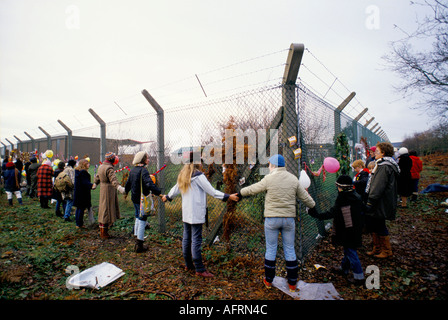 Die Mitglieder des Greenham Common Womens Peace Camp umschließen den Außenzaun der Militärbasis. 1982 1980er Jahre Großbritannien Stockfoto