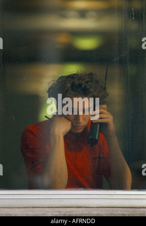 Mann auf altmodischem Retro-Handy in London, es war Dress Down Freitag 1992. Telefon im alten Backsteinstil. HOMER SYKES AUS DEN 1990ER JAHREN Stockfoto