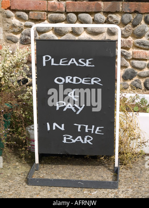 Blackboard Schild mit der Aufschrift Bitte bestellen und bezahlen Sie in der bar Stockfoto