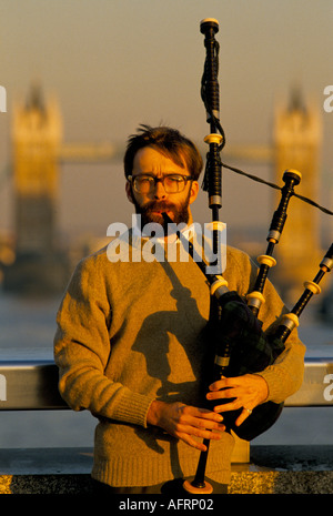 Schottischer Dudelsack-Mann-Busker spielt, um Geld von Büroangestellten auf der London Bridge zu sammeln. London England 1990S UK HOMER SYKES Stockfoto