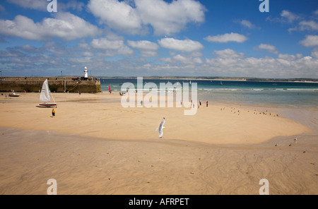 Menschen genießen am Strand in St. Ives, Cornwall, England, UK Stockfoto