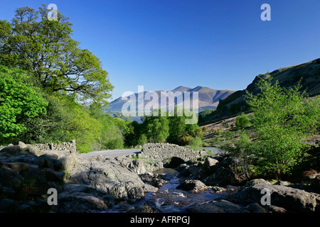 Blick vom Ashness Brücke in Richtung Derwentwater & Skiddaw im frühen Morgenlicht im Frühjahr Stockfoto