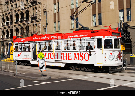 Melbourne Australien A Tram fährt entlang Spring Street Melbourne in Victoria Australien. Stockfoto