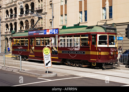 Melbourne Australien / A Tram entlang Spring Street in Melbourne Victoria Australien reisen. Stockfoto