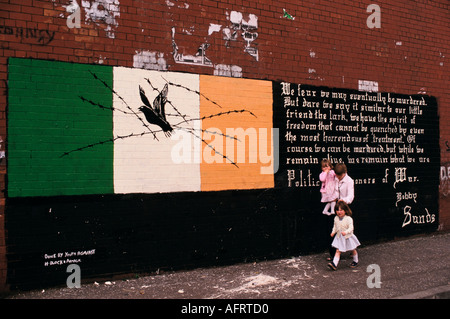 IRA politische Wandmalerei Gedicht von Bobby Sands, Belfast Nordirland UK 1981 1980 s UK HOMER SYKES Stockfoto