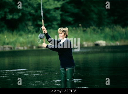 Fiona Armstrong, Lady MacGregor, ist eine britische Fernsehjournalistin. Angeln auf dem Fluss Esk. Hollows, Dumfries und Galloway, Schottland um die 1990er Jahre Großbritannien Stockfoto