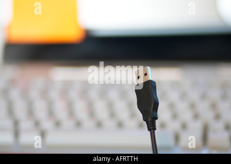 Eine Nahaufnahme von einem USB 2 0 Kabel mit einer Computertastatur im Hintergrund Stockfoto
