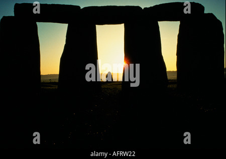 Sonnenaufgang über dem Heel Stone Stonehenge. Juni 21. Mittsommer Salisbury Plain Wiltshire England Vereinigtes Königreich HOMER SYKES Stockfoto