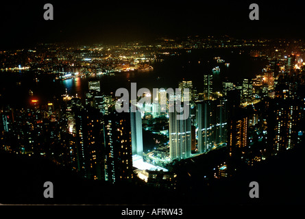 Hong Kong Island, Blick vom Gipfel des Victoria Peak, nachts beleuchtete Gebäude. Blick auf das Festland von Kowloon Hongkong in den 1990er Jahren China HOMER SYKES Stockfoto