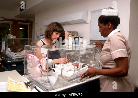 Junge neue Mutter mit Baby im Inkubator Portland Hospital, einem privaten Krankenhaus in London, England 1990s. 1994 HOMER SYKES Stockfoto