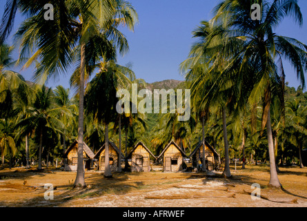 Ko Phi Phi Island, Thailand. Loh Dalam Bay - North Beach Touristenunterkunft am Strand. Krabi Thailand 1990er 1995 Südostasien HOMER SYKES Stockfoto