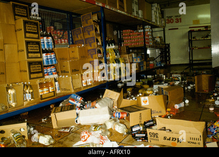 Toxteth Riot, Großbritannien 1981, Ein geplünderter lokaler Supermarkt mit Wein- und Getränkebereich, zerschmettert und geplündert. Liverpool 8 Lancashire HOMER SYKES im Juli 1980 Stockfoto